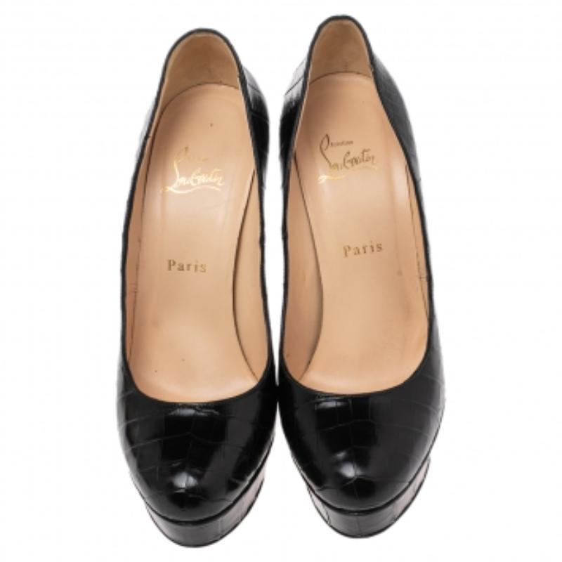 Ces escarpins Bianca sont une création éternelle provenant de la maison Christian Louboutin. La silhouette captivante de ces escarpins se caractérise par le cuir de crocodile noir utilisé à l'extérieur, leur forme impressionnante et les semelles