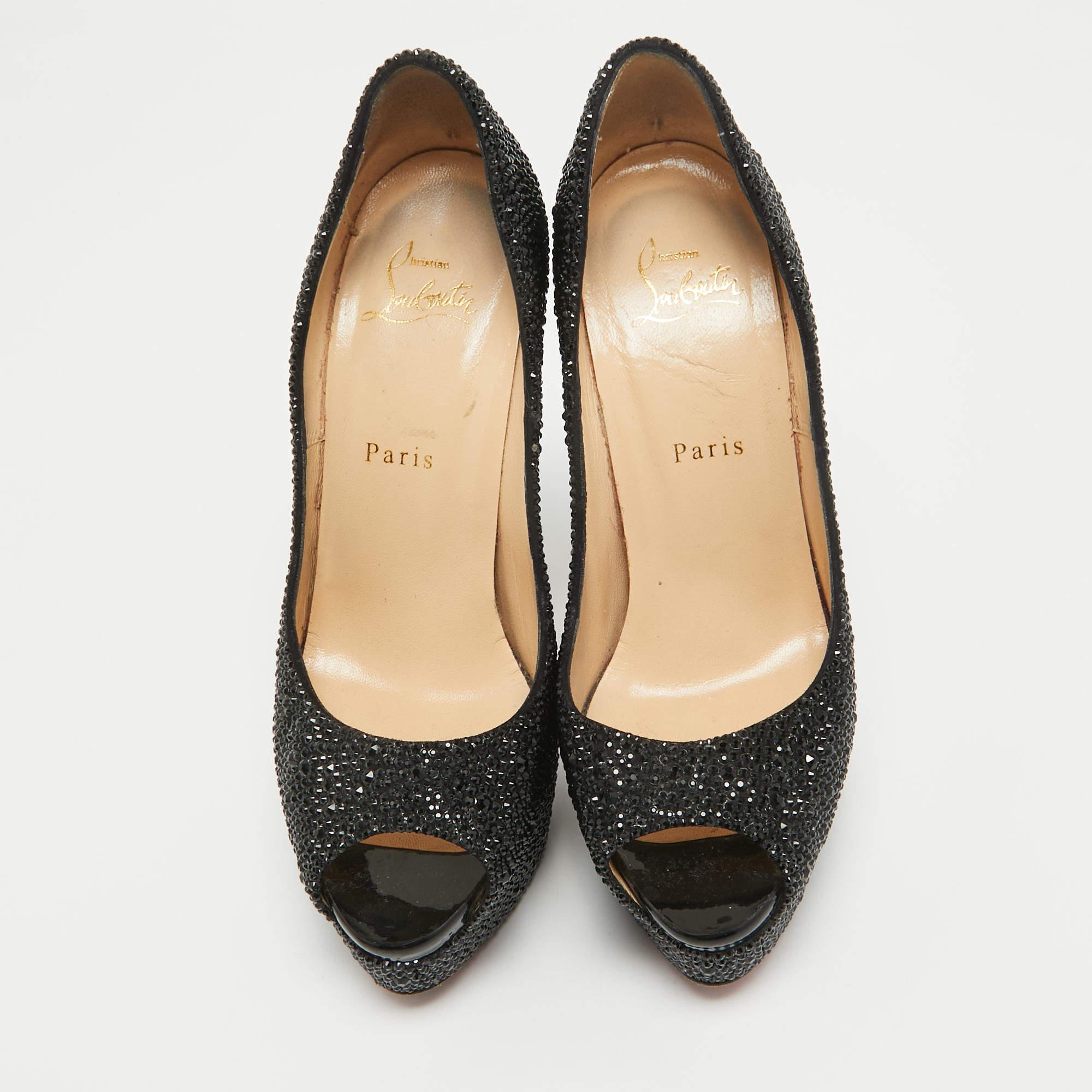 Make a chic style statement with these designer pumps. They showcase sturdy heels and durable soles, perfect for your fashionable outings!

