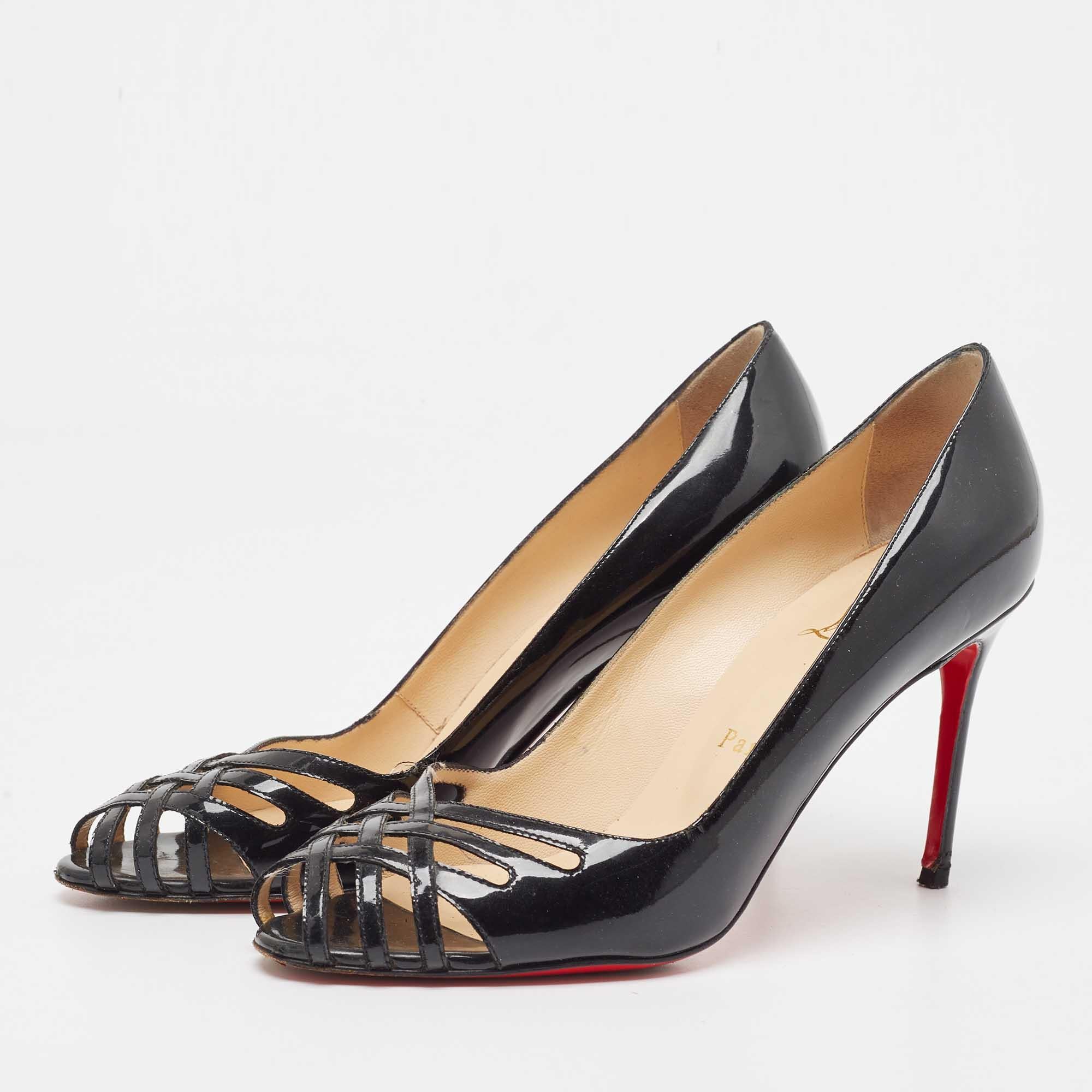 Wonderfully crafted shoes added with notable elements to fit well and pair perfectly with all your plans. Make these Christian Louboutin black pumps yours today!


