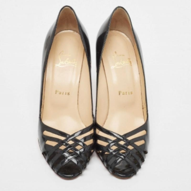 Christian Louboutin Bombas negras recortadas de charol con puntera abierta Talla 37.5 en Bueno estado para la venta en Dubai, Al Qouz 2