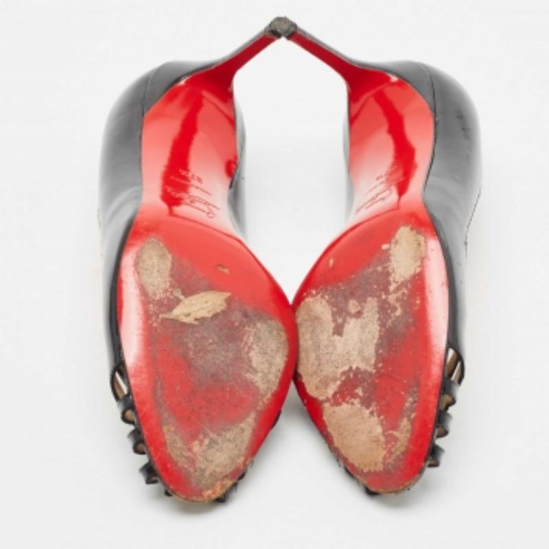 Christian Louboutin Bombas negras recortadas de charol con puntera abierta Talla 37.5 en venta 1
