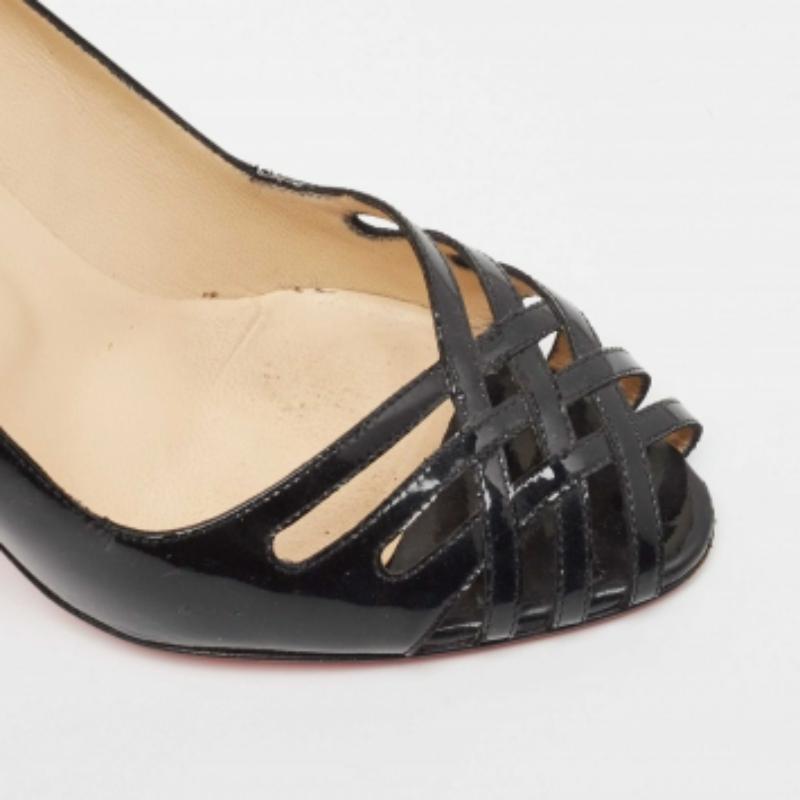 Christian Louboutin Bombas negras recortadas de charol con puntera abierta Talla 37.5 en venta 2