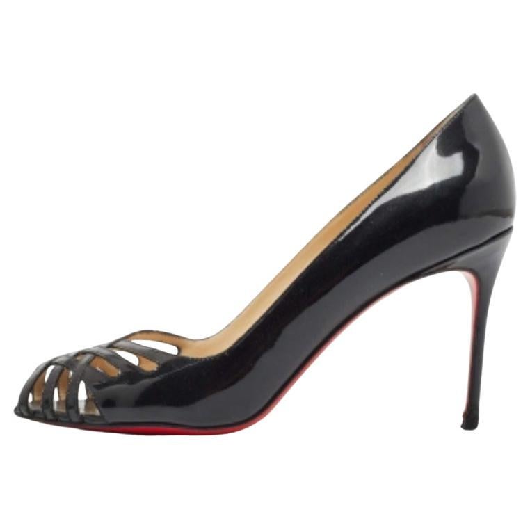 Christian Louboutin Bombas negras recortadas de charol con puntera abierta Talla 37.5