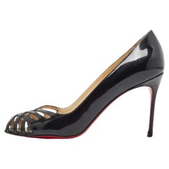Christian Louboutin Bombas negras recortadas de charol con puntera abierta Talla 37.5