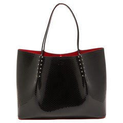 Christian Louboutin Schwarze große Cabarock-Tasche aus geprägtem Lackleder mit Prägung