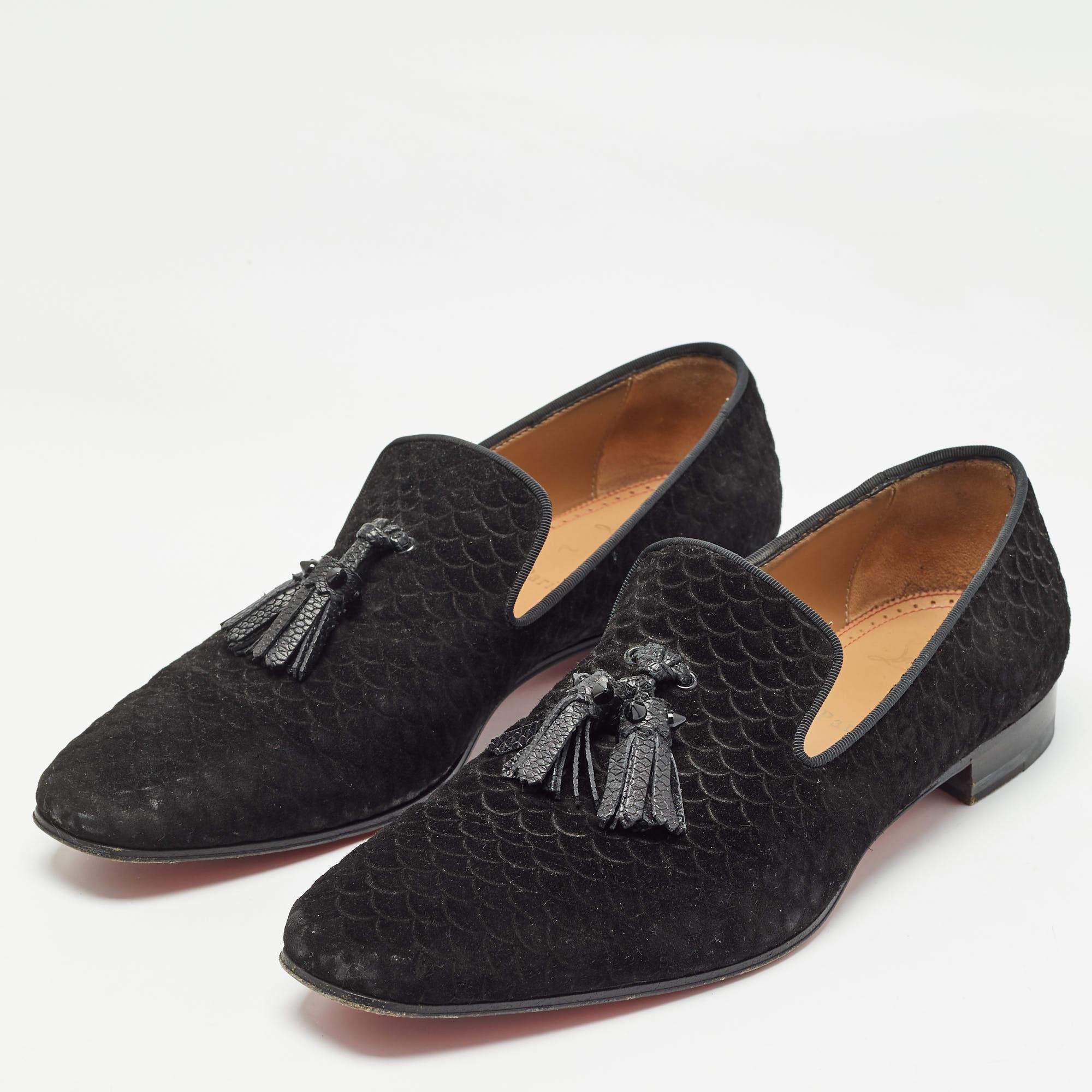 Des chaussures merveilleusement fabriquées ajoutées avec des éléments notables pour bien s'adapter et s'associer parfaitement à tous vos projets. Faites vôtres ces pantoufles de smoking Christian Louboutin dès aujourd'hui