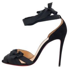 Christian Louboutin Christeriva Wickelsandalen aus schwarzem Stoff mit Wildlederschleife Größe 41