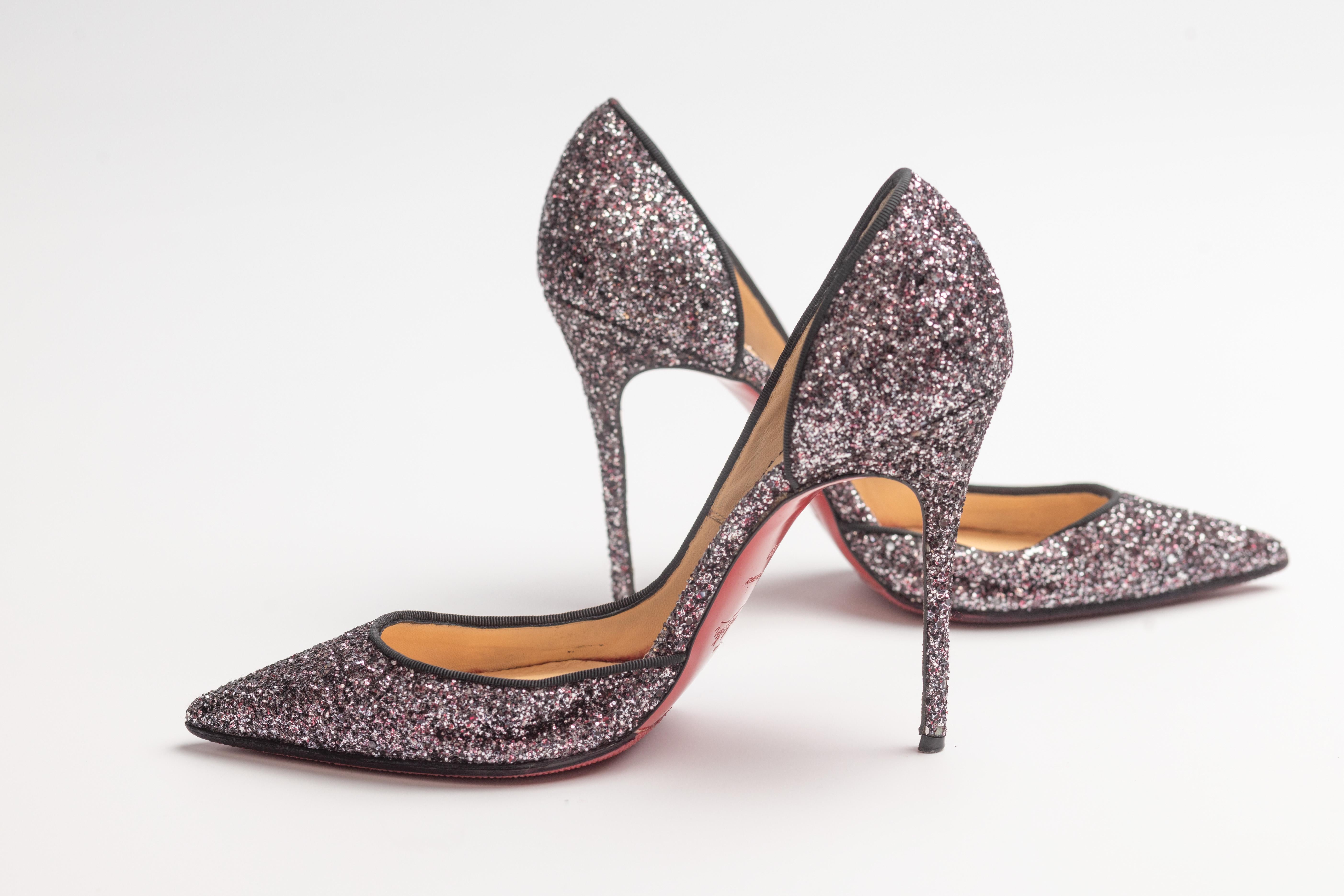 Louboutin's signature pumps are embellished with sparkling multicolor glitter. Polyester/polyurethane upper point toe slip-on style leather sole.

Color: Lauder or rose antique with black glitter
Material: Leather with glitter
Size: 39 EU / 8