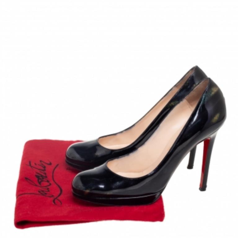 Échappez aux designs monotones et passez à des styles plus élégants comme ces escarpins New Simple de Christian Louboutin. Elles présentent une silhouette élégante en cuir verni pailleté noir-multicolore. Ils sont dotés d'un bout arrondi et d'un