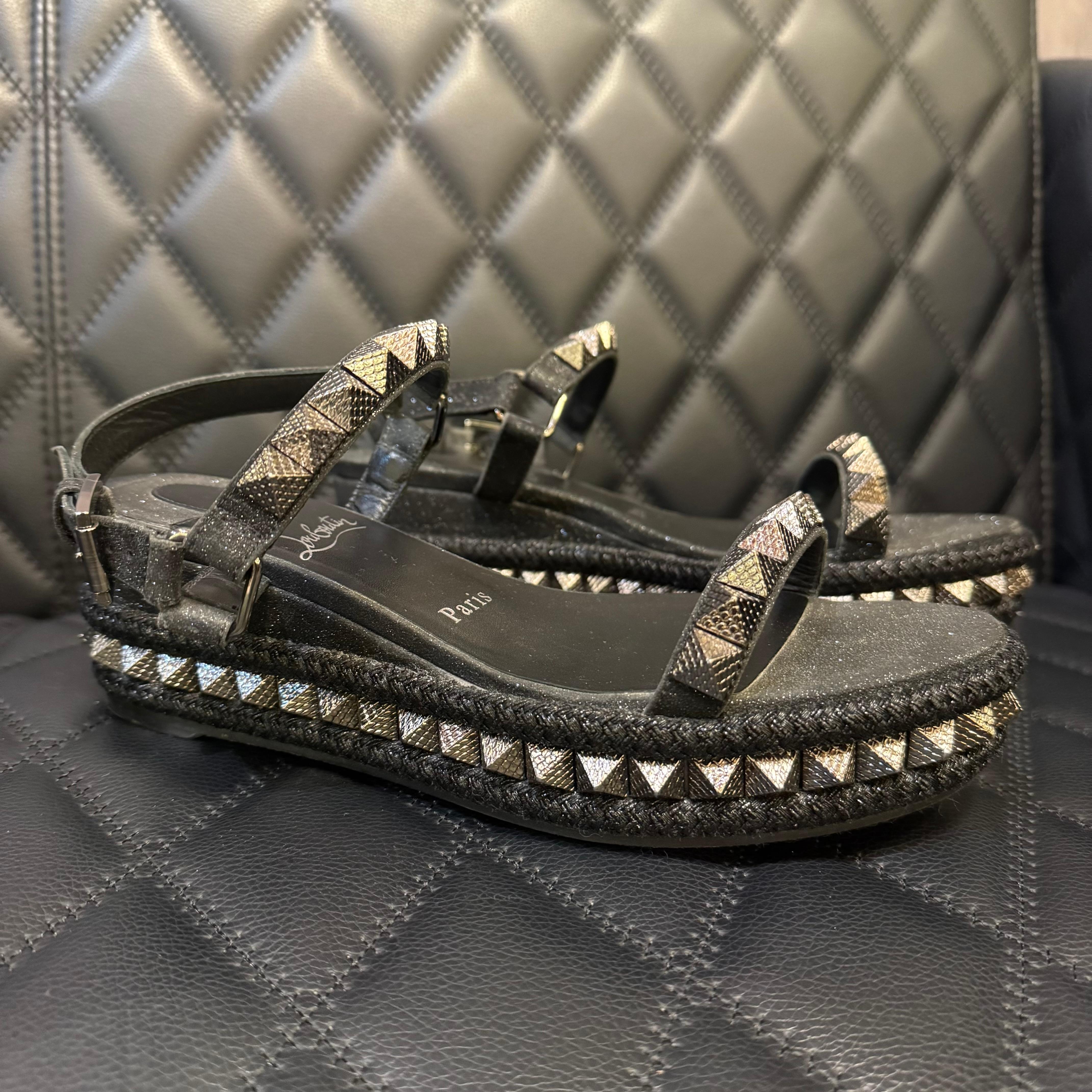 Noir Christian Louboutin Black Glitter Pyraclou 60 Studded Platform Sandals (Sandales à plateforme cloutée avec paillettes) en vente