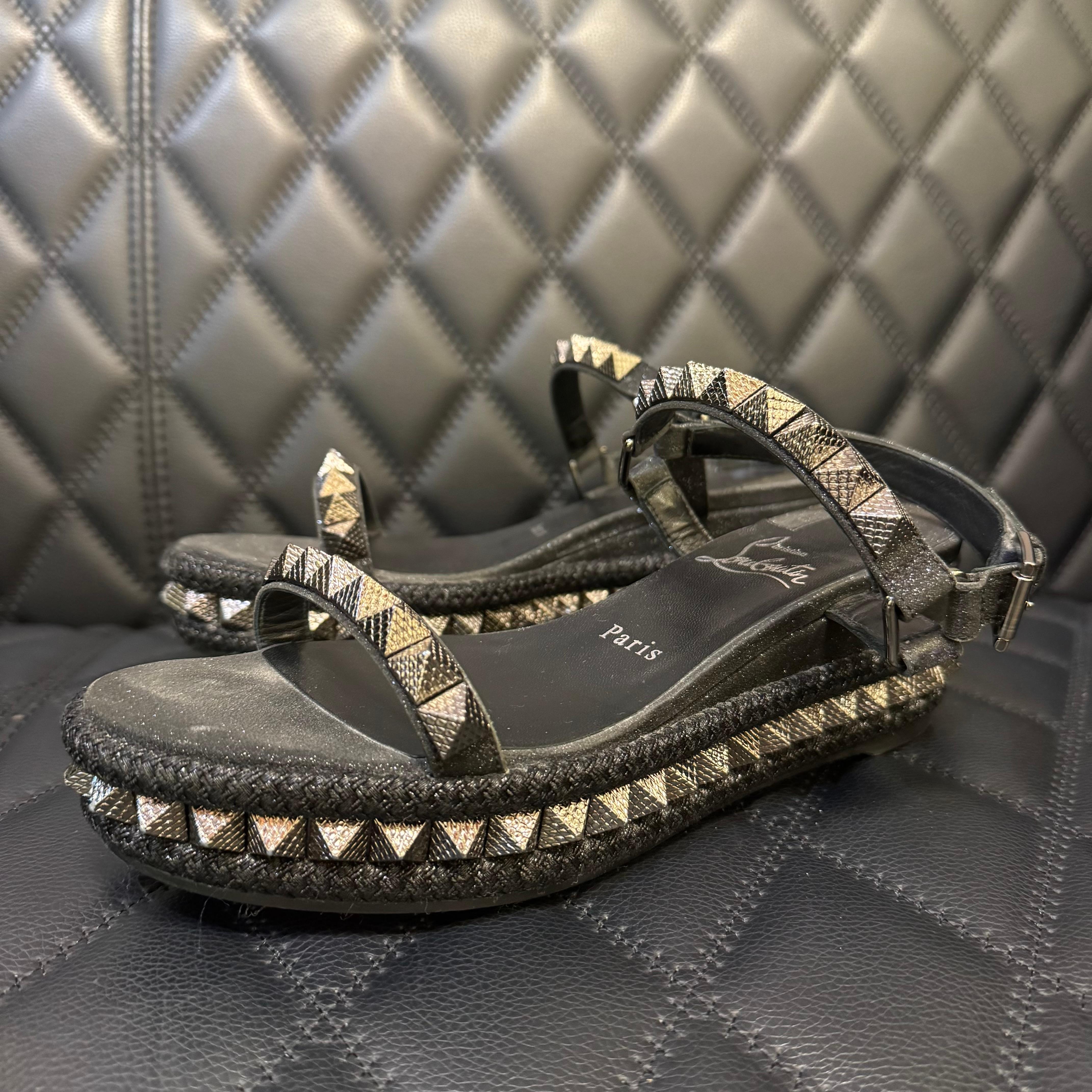 Christian Louboutin Black Glitter Pyraclou 60 Studded Platform Sandals (Sandales à plateforme cloutée avec paillettes) Bon état - En vente à Jakarta, Daerah Khusus Ibukota Jakarta