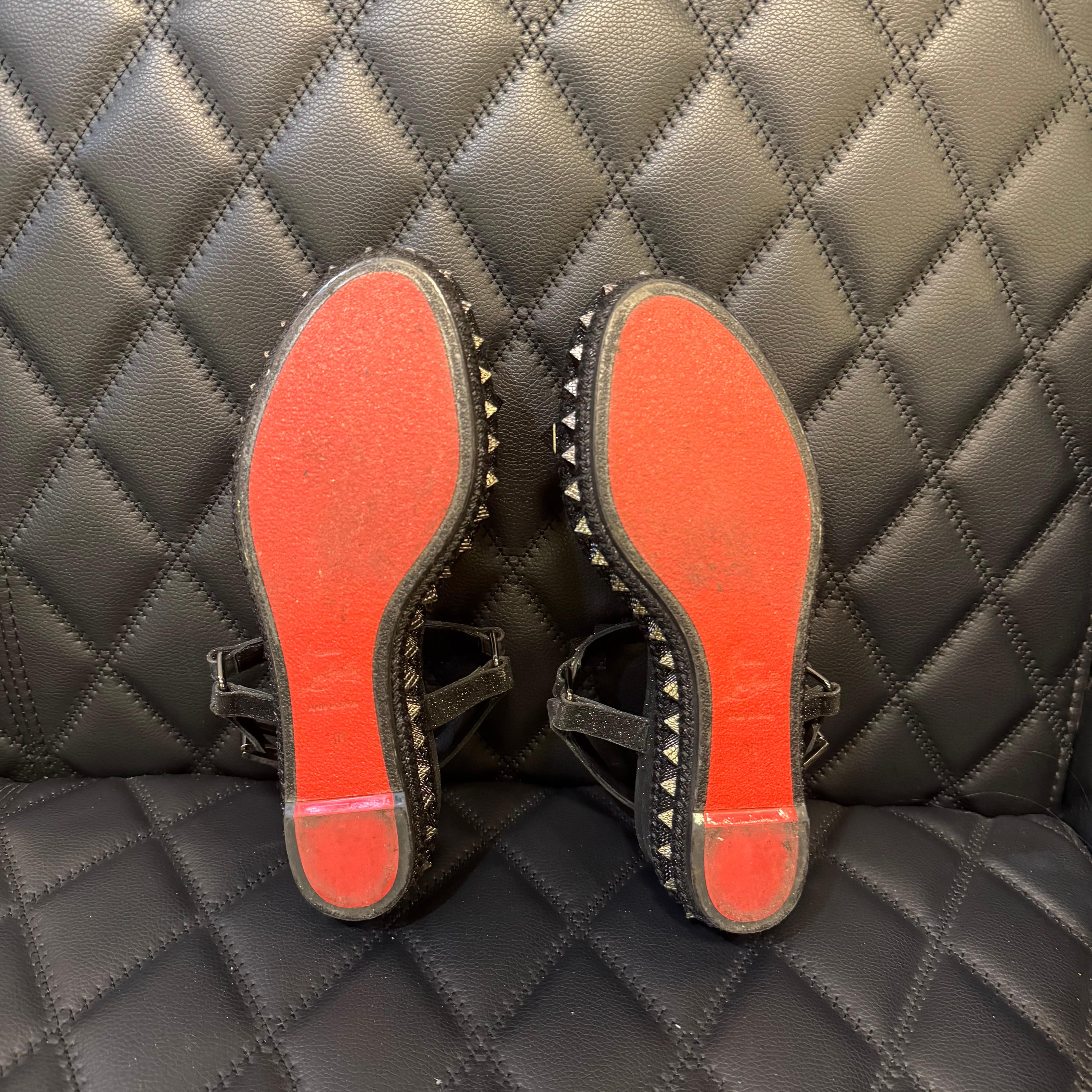 Christian Louboutin Black Glitter Pyraclou 60 Studded Platform Sandals (Sandales à plateforme cloutée avec paillettes) Unisexe en vente