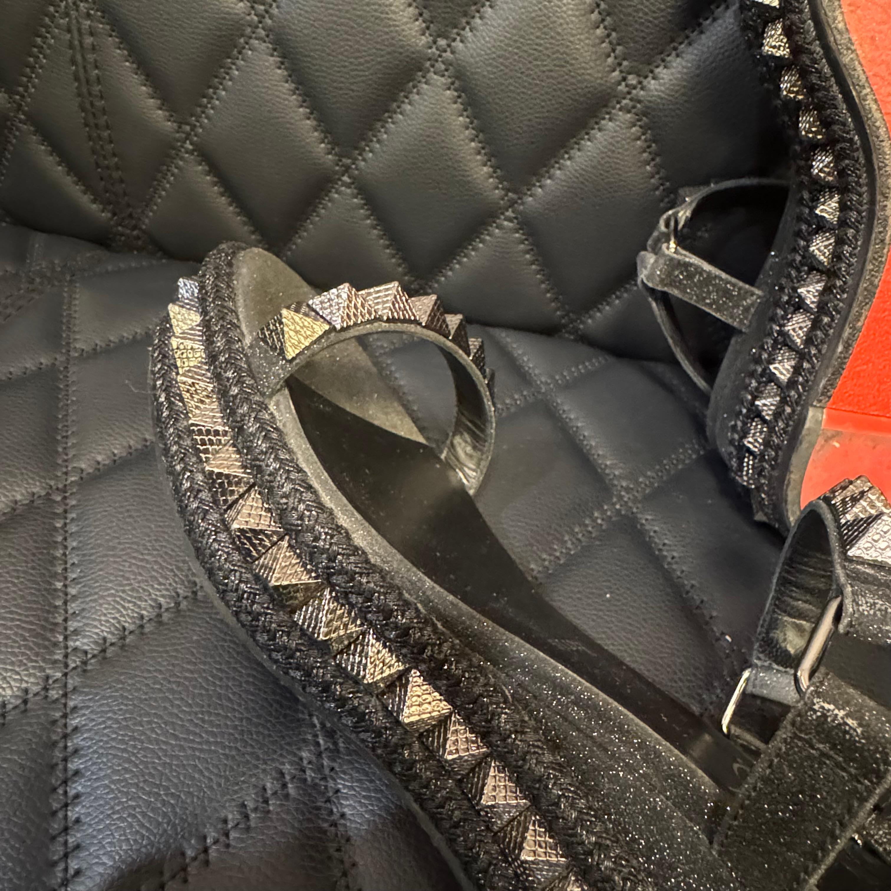 Christian Louboutin Black Glitter Pyraclou 60 Studded Platform Sandals (Sandales à plateforme cloutée avec paillettes) en vente 2
