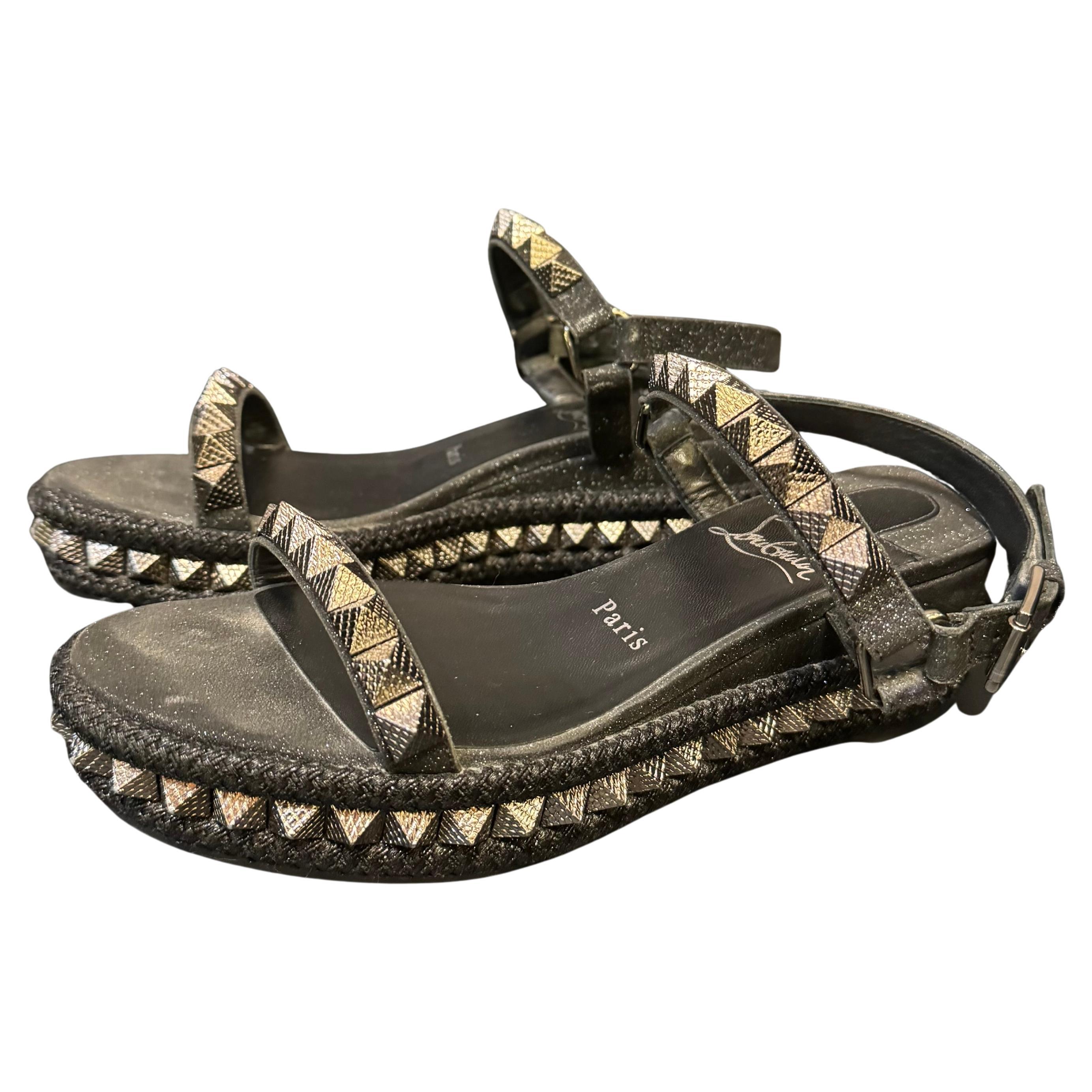 Christian Louboutin Black Glitter Pyraclou 60 Studded Platform Sandals (Sandales à plateforme cloutée avec paillettes) en vente