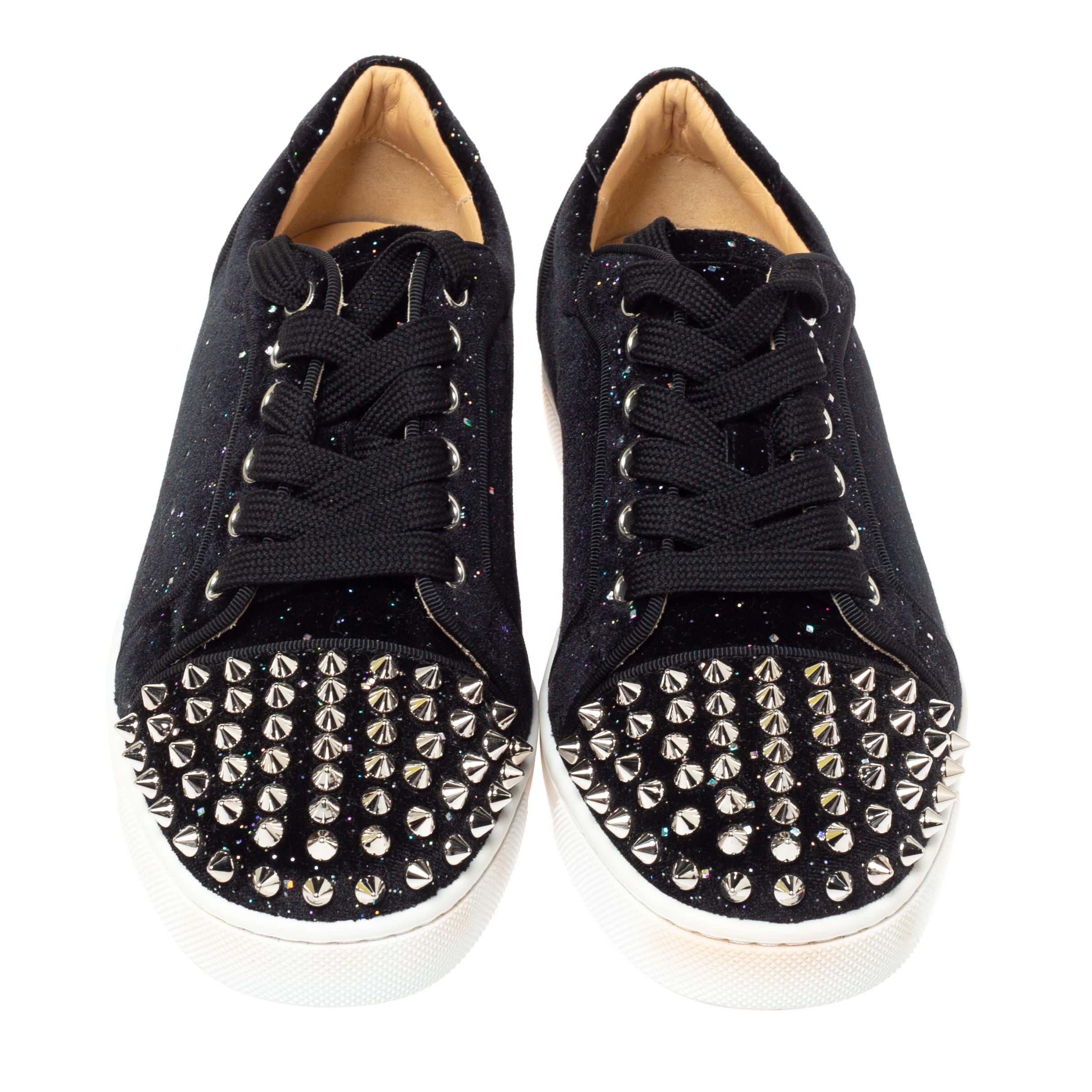 You'll leave your friends amazed every time you step out in these Louis Junior sneakers from Christian Louboutin! In a fabulous black shade, these sneakers are crafted from suede; and feature spike-detailed round toes. They flaunt lace-ups on the