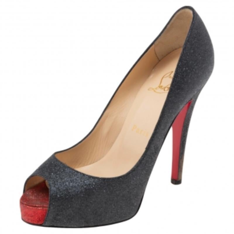 Dieses Paar Christian Louboutin-Pumps ist ein zeitloser Klassiker. Mit den schwarzen Glitzerpumps fühlen Sie sich bei jedem Tragen wie eine schillernde Diva. Das schimmernde Paar ist mit Peep-Toes, Ledersohlen und hohen 11,5 cm Absätzen ausgestattet.