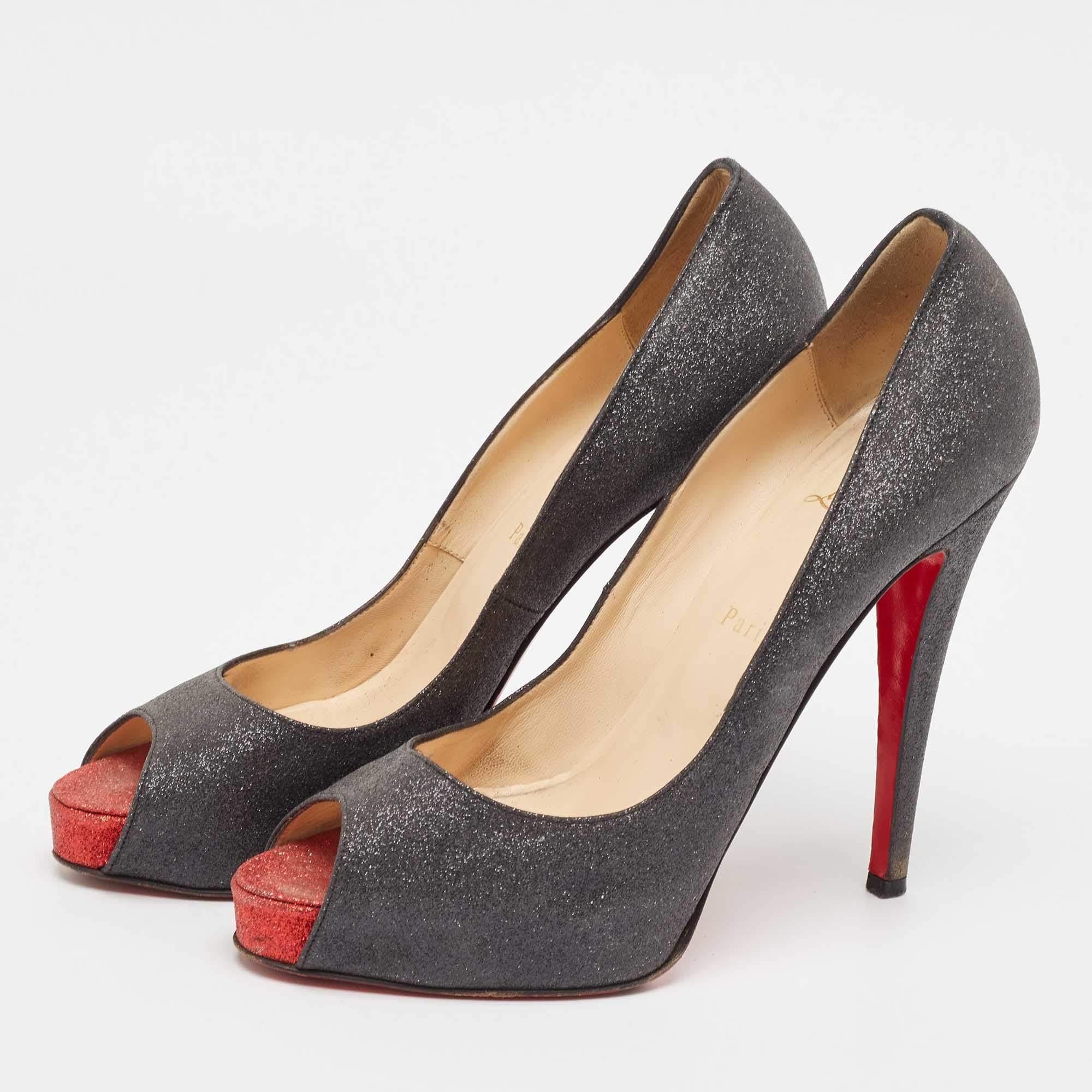 La silhouette architecturale et les découpes précises de cette paire d'escarpins Christian Louboutin témoignent de la maîtrise de la marque dans l'art du talon aiguille. Finement créé à partir de paillettes, il est doté de talons de 13 cm. La