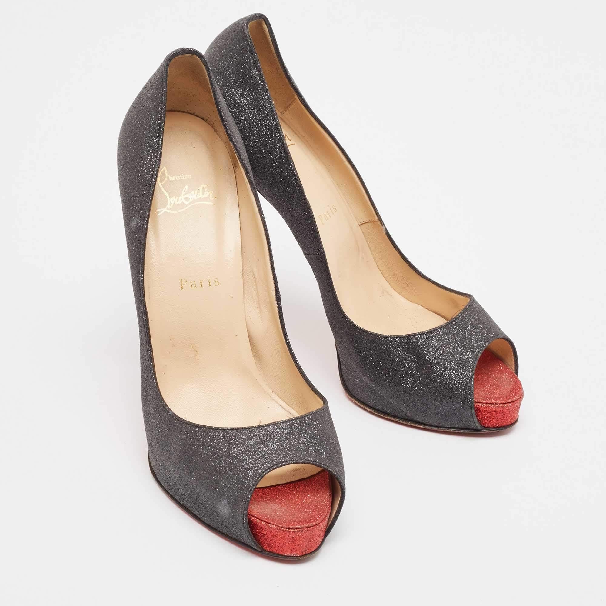 Christian Louboutin Escarpins très prisés noirs pailletés taille 40 Bon état - En vente à Dubai, Al Qouz 2
