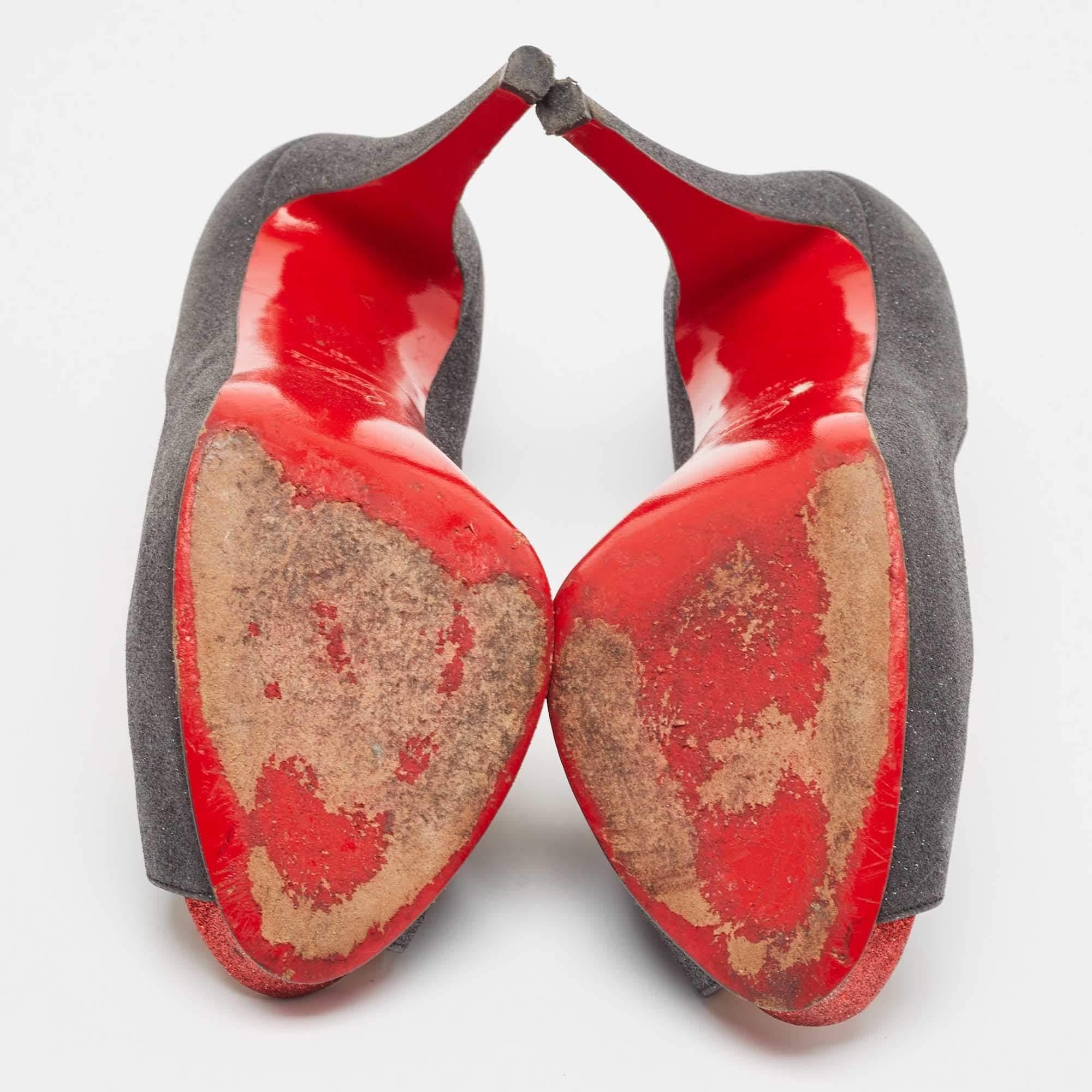 Christian Louboutin Escarpins très prisés noirs pailletés taille 40 en vente 1