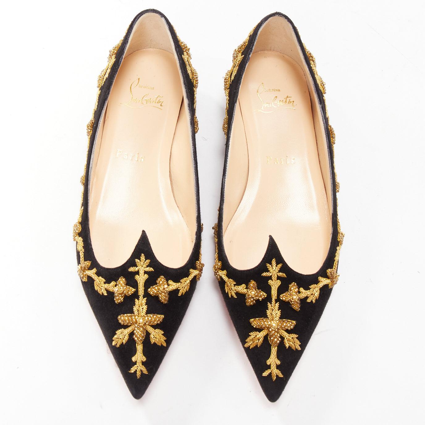 CHRISTIAN LOUBOUTIN - Escarpins pointus en cuir velours noir brodé d'or EU35.5
Référence : YIKK/A00079
Marque : Christian Louboutin
MATERIAL : Suède
Couleur : noir, or
Modèle : Barocco
Fermeture : Slip On
Doublure : Cuir nude
Fabriqué en :