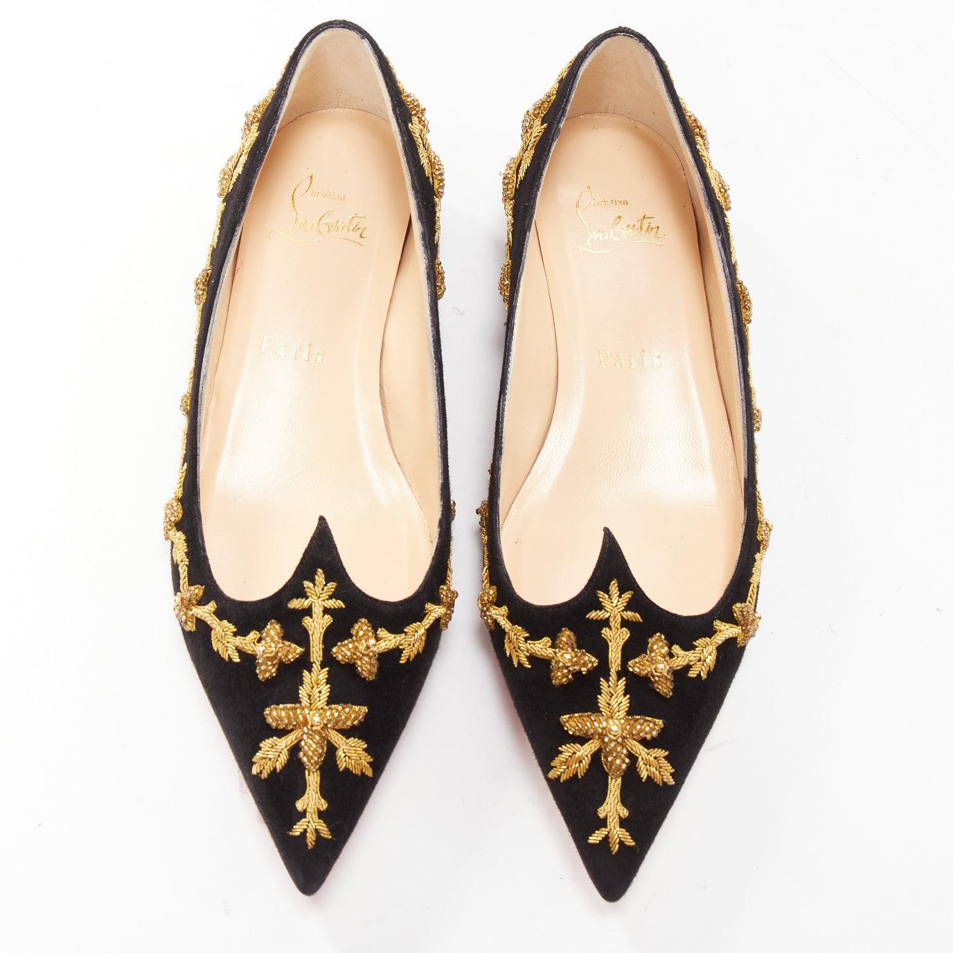 CHRISTIAN LOUBOUTIN black gold embroidery suede leather pointy flats EU35.5
Reference: YIKK/A00079
Brand: Christian Louboutin
Material: Suede
Color: Black, Gold
Pattern: Barocco
Closure: Slip On
Lining: Nude Leather
Made in: