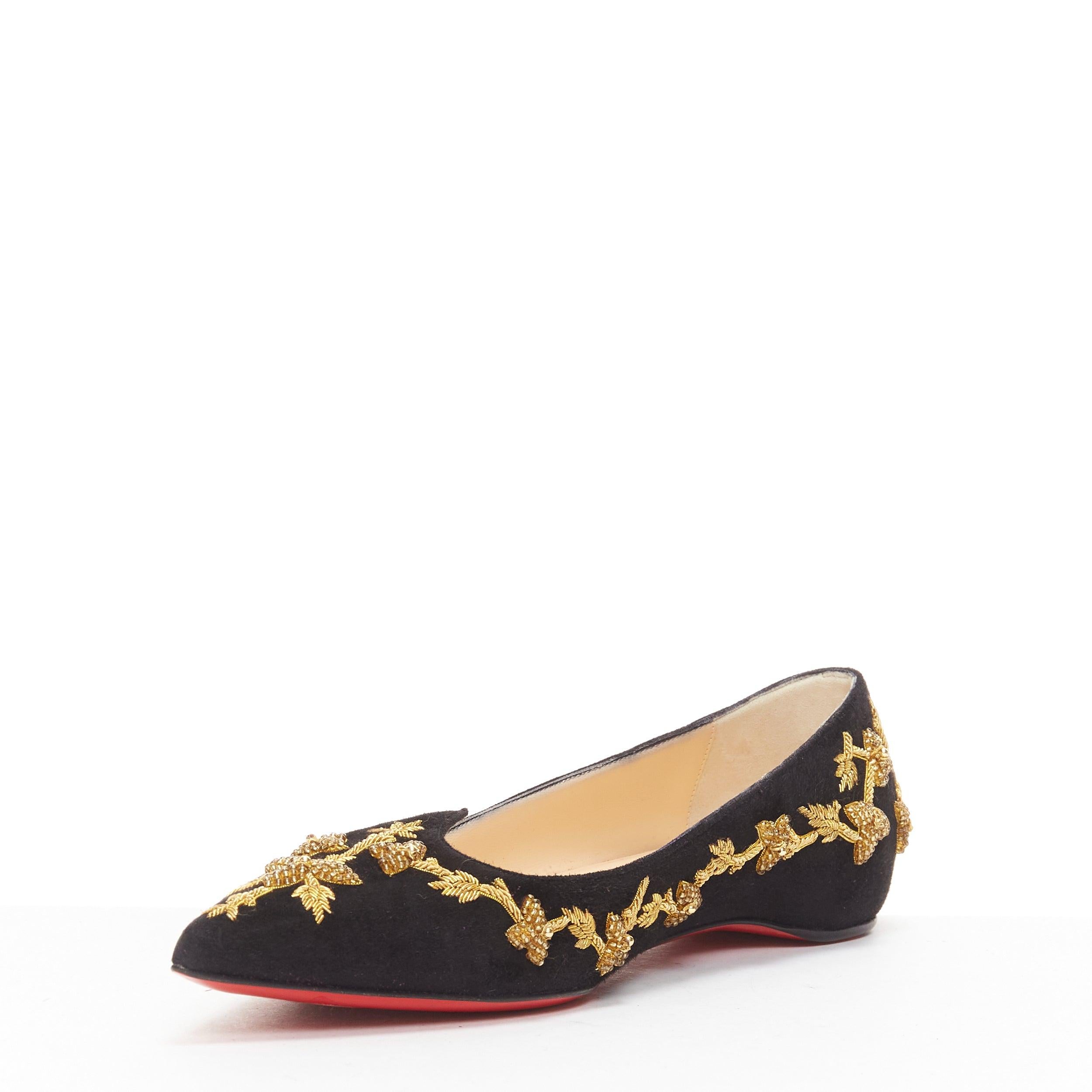CHRISTIAN LOUBOUTIN spitz zulaufende flache Schuhe aus Wildleder mit schwarzer und goldener Stickerei EU35.5 Damen im Angebot