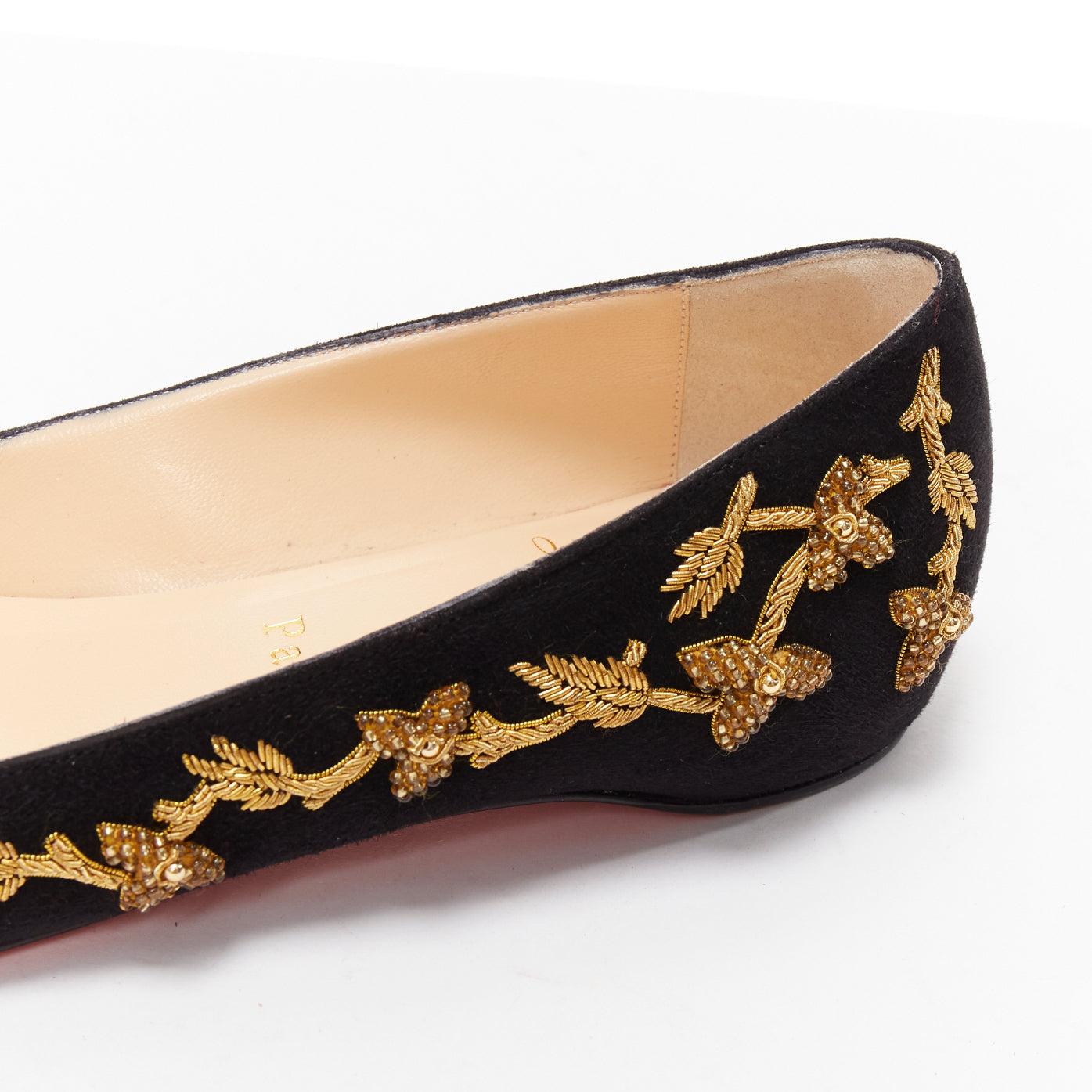 CHRISTIAN LOUBOUTIN - Escarpins pointus en cuir velours noir brodé d'or EU35.5 en vente 3