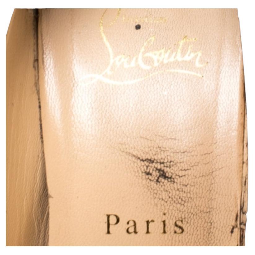 Portez votre amour pour les Louboutin à de nouveaux sommets en ajoutant cette magnifique paire à votre collection. Les escarpins évoquent tout simplement la haute couture dans chaque point et chaque courbe. Les extérieurs sont en tissu pailleté et
