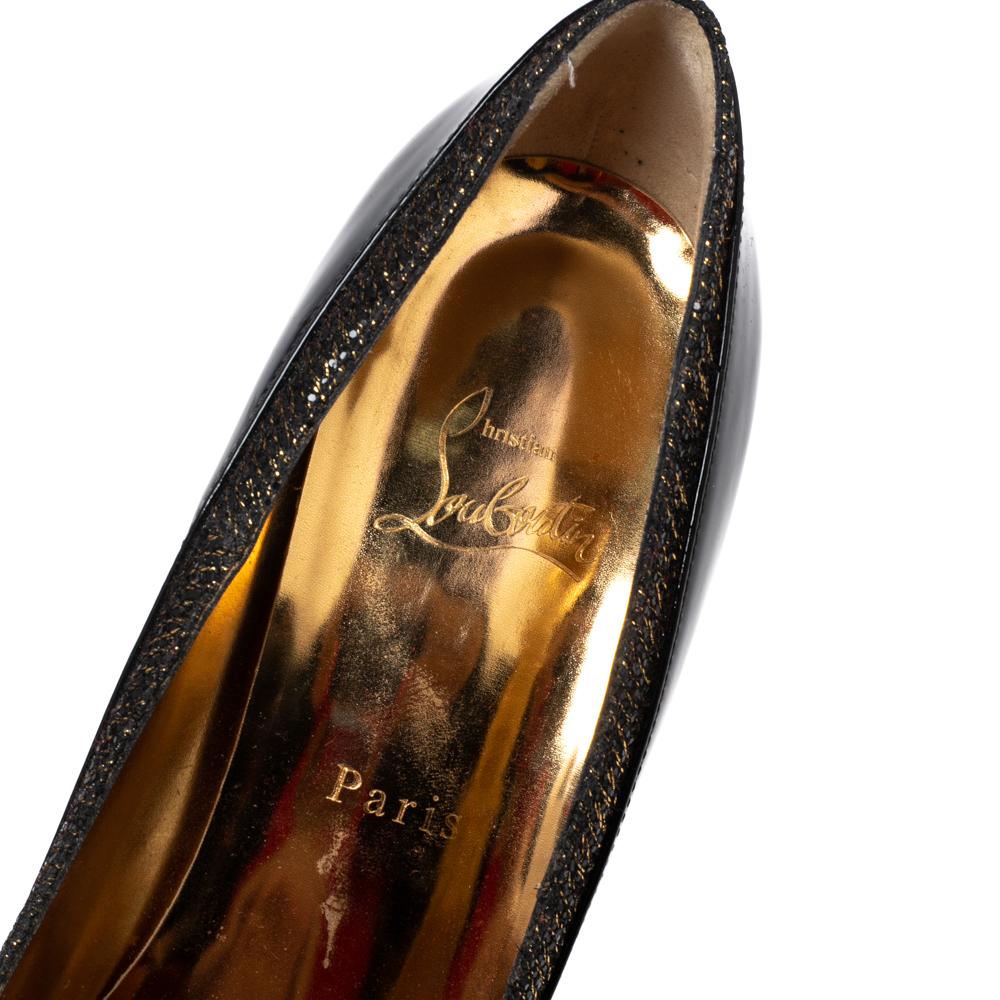 Women's Christian Louboutin Black/Gold Patent Leather and Lurex Fabric Pumps Size 39.5 For Sale