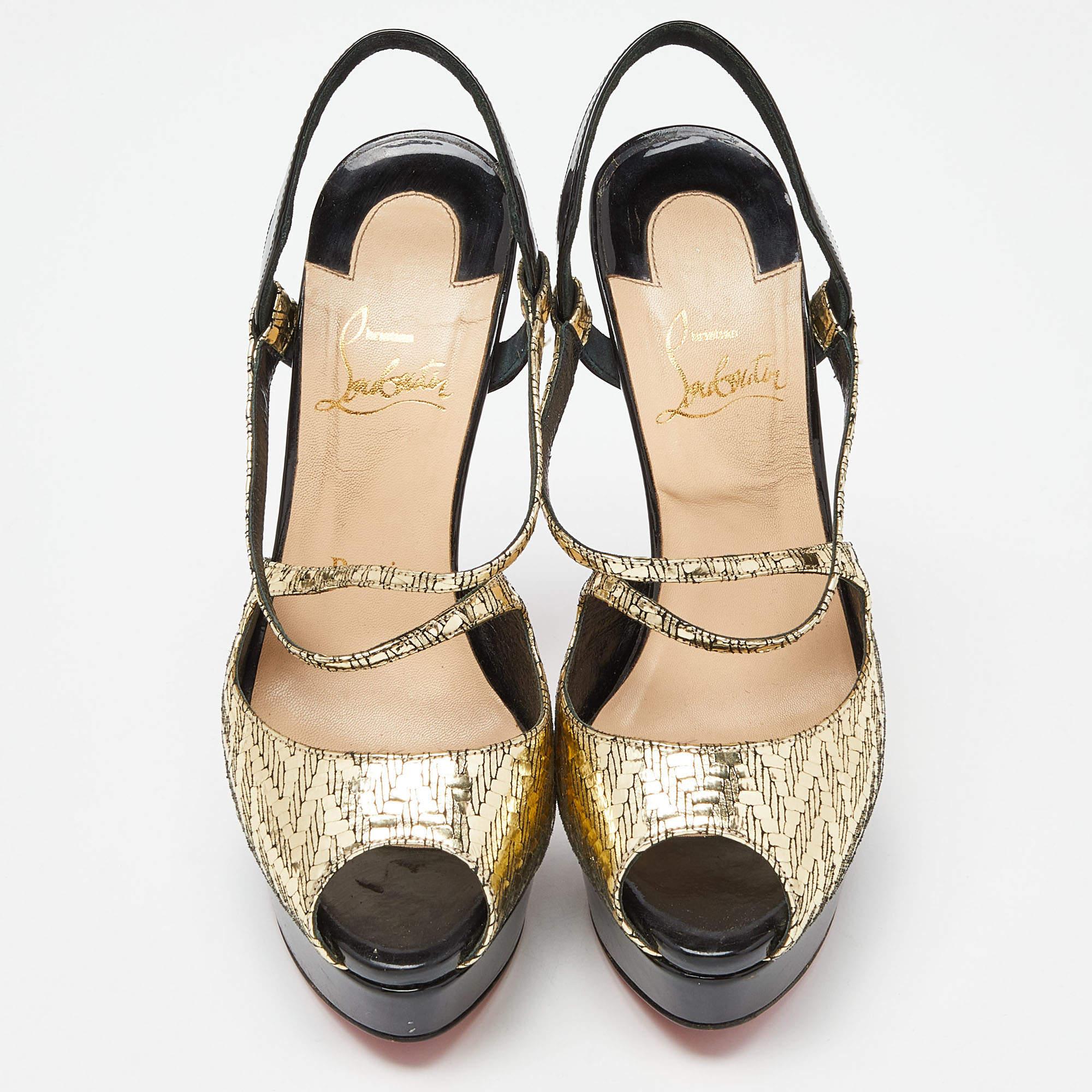 Ces sandales vous donneront l'impression d'être sûre de vous et très élégante. Ces sandales à lanières sont fabriquées en Italie et en cuir verni. Ils sont dotés d'orteils ouverts, de brides croisées, de semelles rouges caractéristiques et de talons