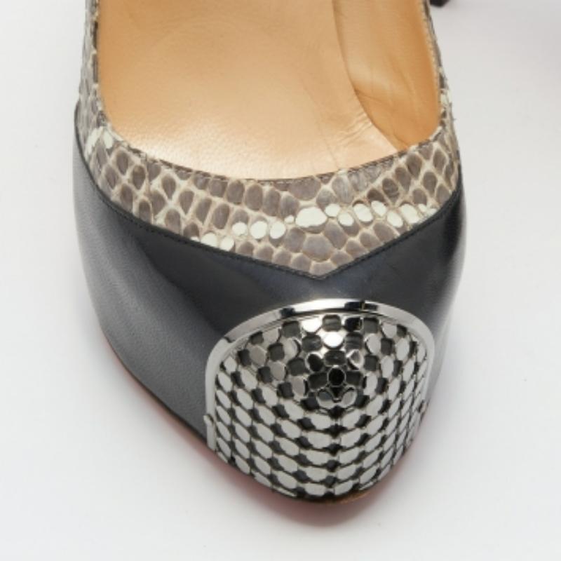 Christian Louboutin Pumps in pelle di serpente nera/grigia con piattaforma Maggie misura 37,5 In condizioni buone in vendita a Dubai, Al Qouz 2