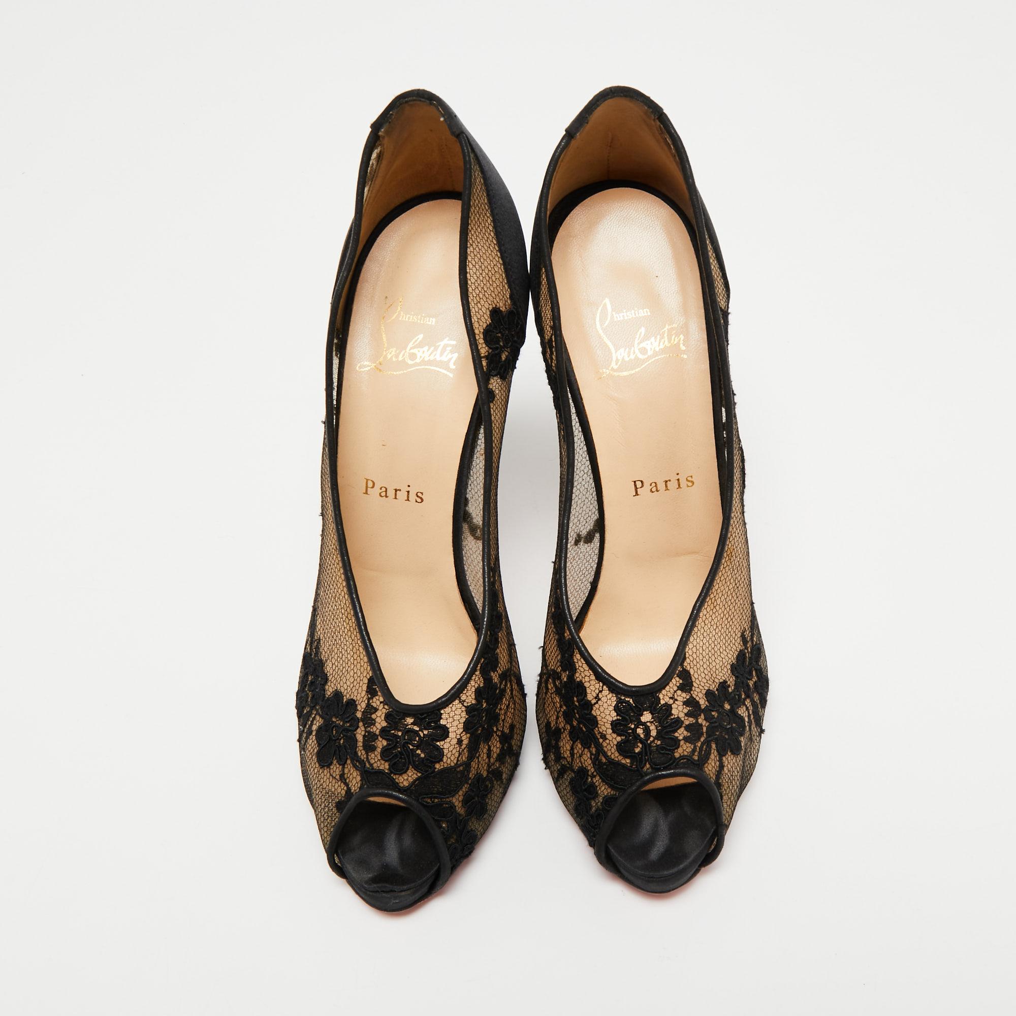 With a lacy surface adding to the overall semblance of its exterior, this pair of Christian Louboutin pumps is a classy piece of accessory to complete your outfit. The design also has 12.5 cm heels and peep toes that make sure you can flaunt an