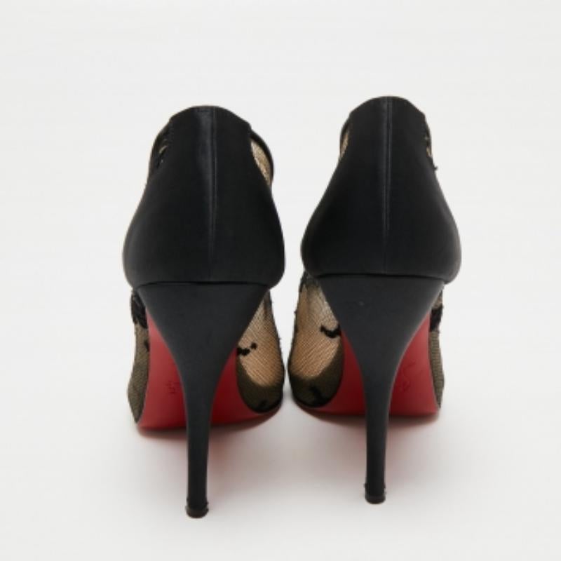 Christian Louboutin Bombas negras de encaje y satén Fetilo Peep-Toe Talla 38 en Bueno estado para la venta en Dubai, Al Qouz 2
