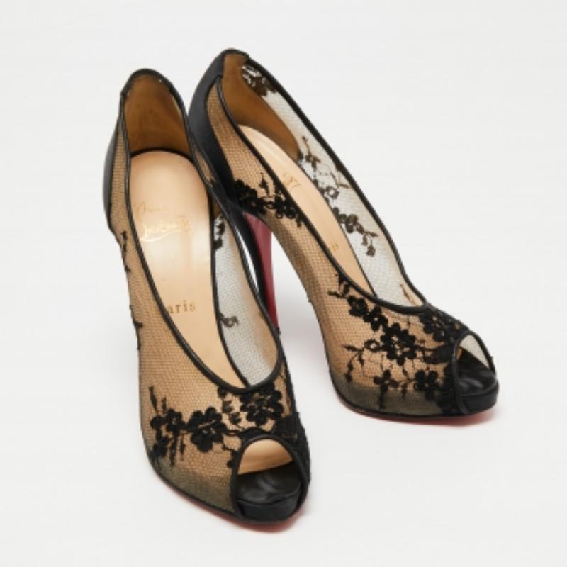 De las mujeres Christian Louboutin Bombas negras de encaje y satén Fetilo Peep-Toe Talla 38 en venta