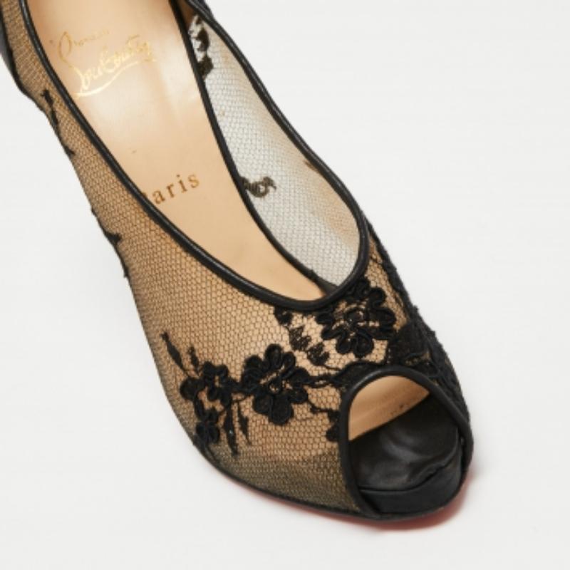 Christian Louboutin Bombas negras de encaje y satén Fetilo Peep-Toe Talla 38 en venta 1