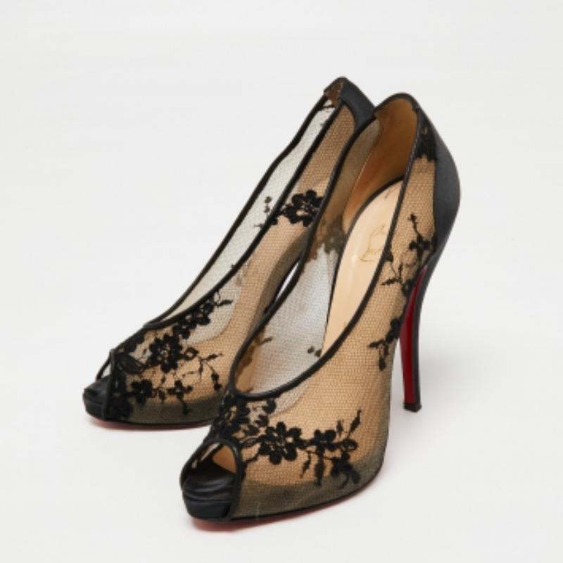 Christian Louboutin Bombas negras de encaje y satén Fetilo Peep-Toe Talla 38 en venta 3