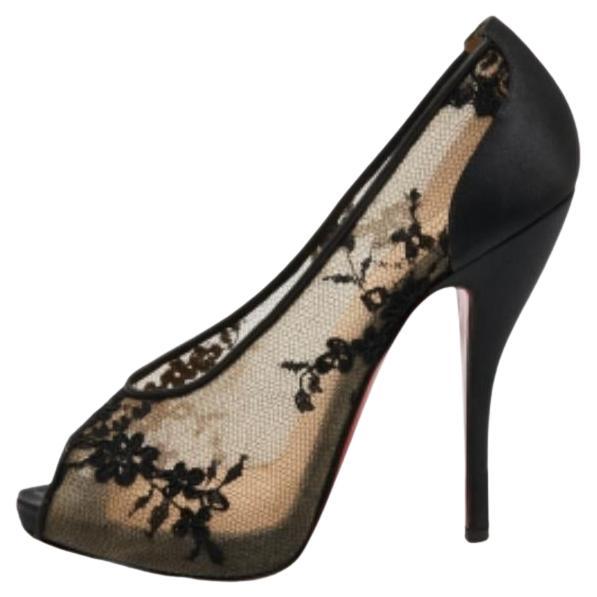 Christian Louboutin Bombas negras de encaje y satén Fetilo Peep-Toe Talla 38