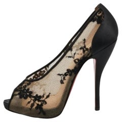 Christian Louboutin Bombas negras de encaje y satén Fetilo Peep-Toe Talla 38