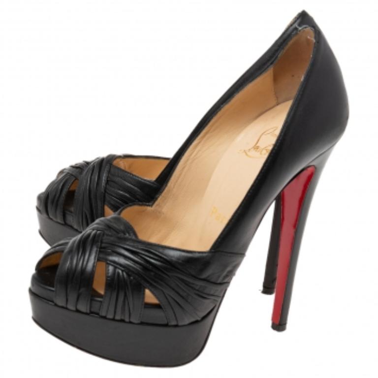 Un calzado elegante como éste es la forma más fácil de elevar cualquier look al instante. Fabricados en piel, estos zapatos de salón Christian Louboutin se colocan sobre altas plataformas y elegantes tacones. Se pueden combinar con los vestidos de