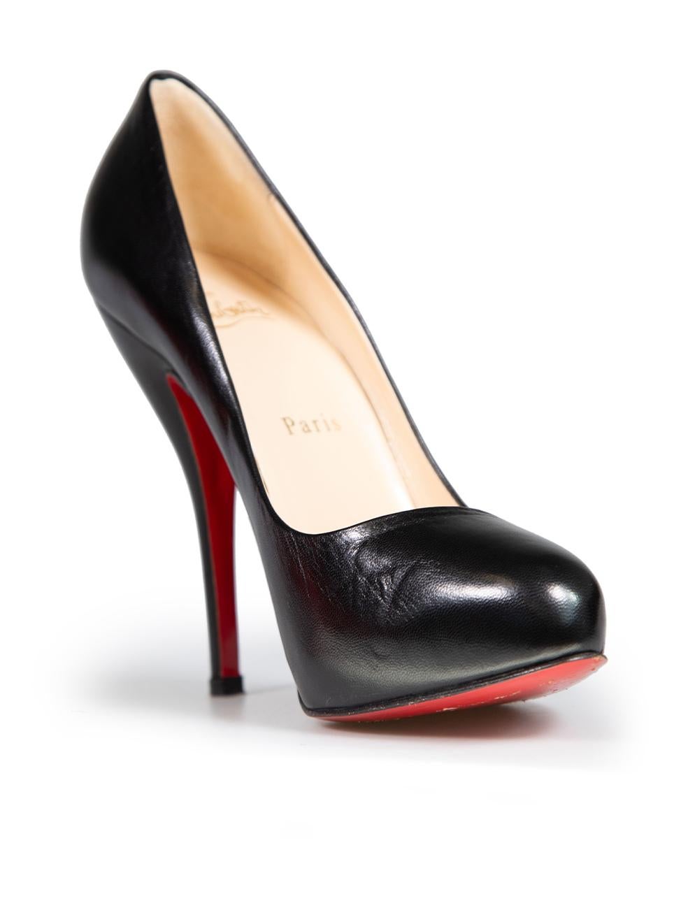 CONDITION is Very good. Minimal wear to heel is evident. Minimal wear to both shoes with creasing on sides and abrasion on back of left rear heel on this used Christian Louboutin designer resale item. The item comes with an original dust bag.
 
 
 

