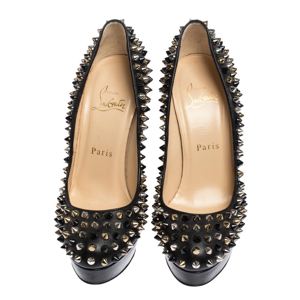 Dieses Paar aus dem Hause Christian Louboutin ist eine tadellose Mischung aus Komfort und gewagtem Stil. Dieses perfekt gestaltete Paar aus schwarzem Leder ist über und über mit Spikes versehen. Vervollständigen Sie Ihren Look mit diesem Paar