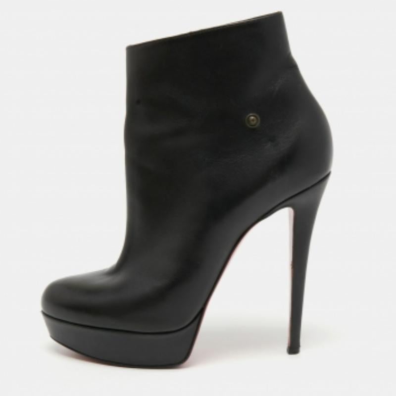 Genießen Sie die modischsten Tage mit diesen stilvollen Christian Louboutin Stiefeln. Modernes Design und Handwerkskunst sorgen dafür, dass Sie bequem und schick sind!