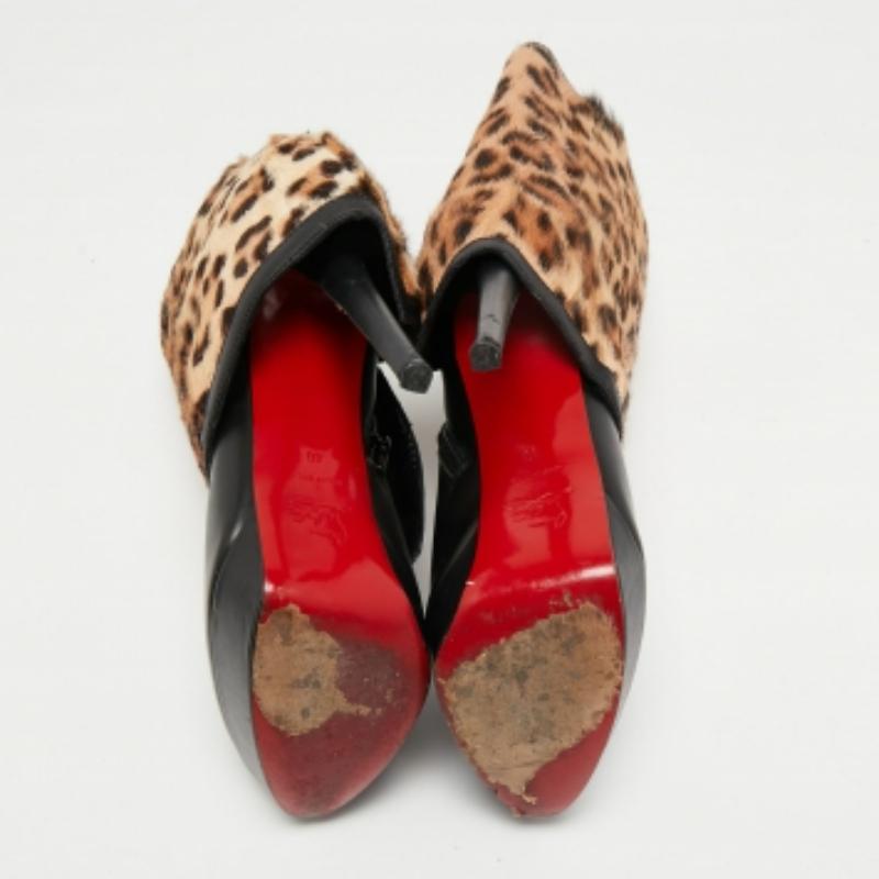 Christian Louboutin Schwarz Leder und Kalb Haar Leopard Stiefel Größe 40 im Zustand „Gut“ im Angebot in Dubai, Al Qouz 2