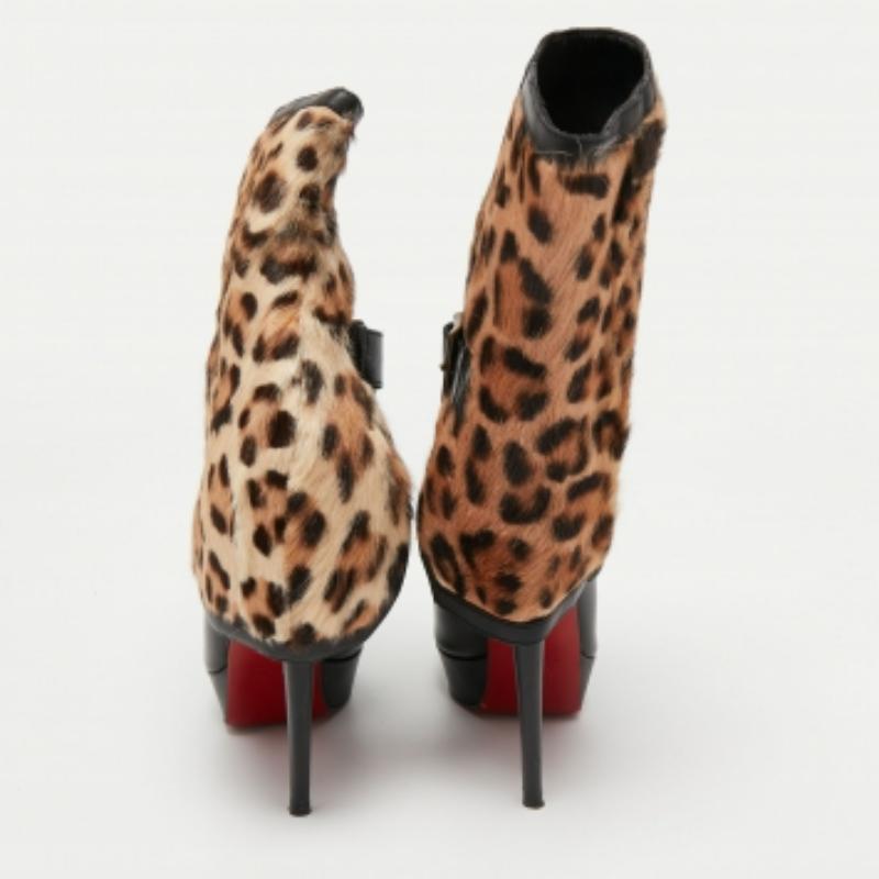 Christian Louboutin Schwarz Leder und Kalb Haar Leopard Stiefel Größe 40 im Angebot 2