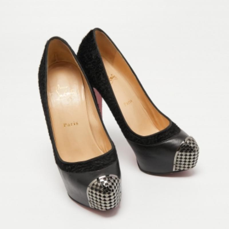 Christian Louboutin Bombas Maggie de piel negra y pelo de becerro Talla 38.5 en Bueno estado para la venta en Dubai, Al Qouz 2