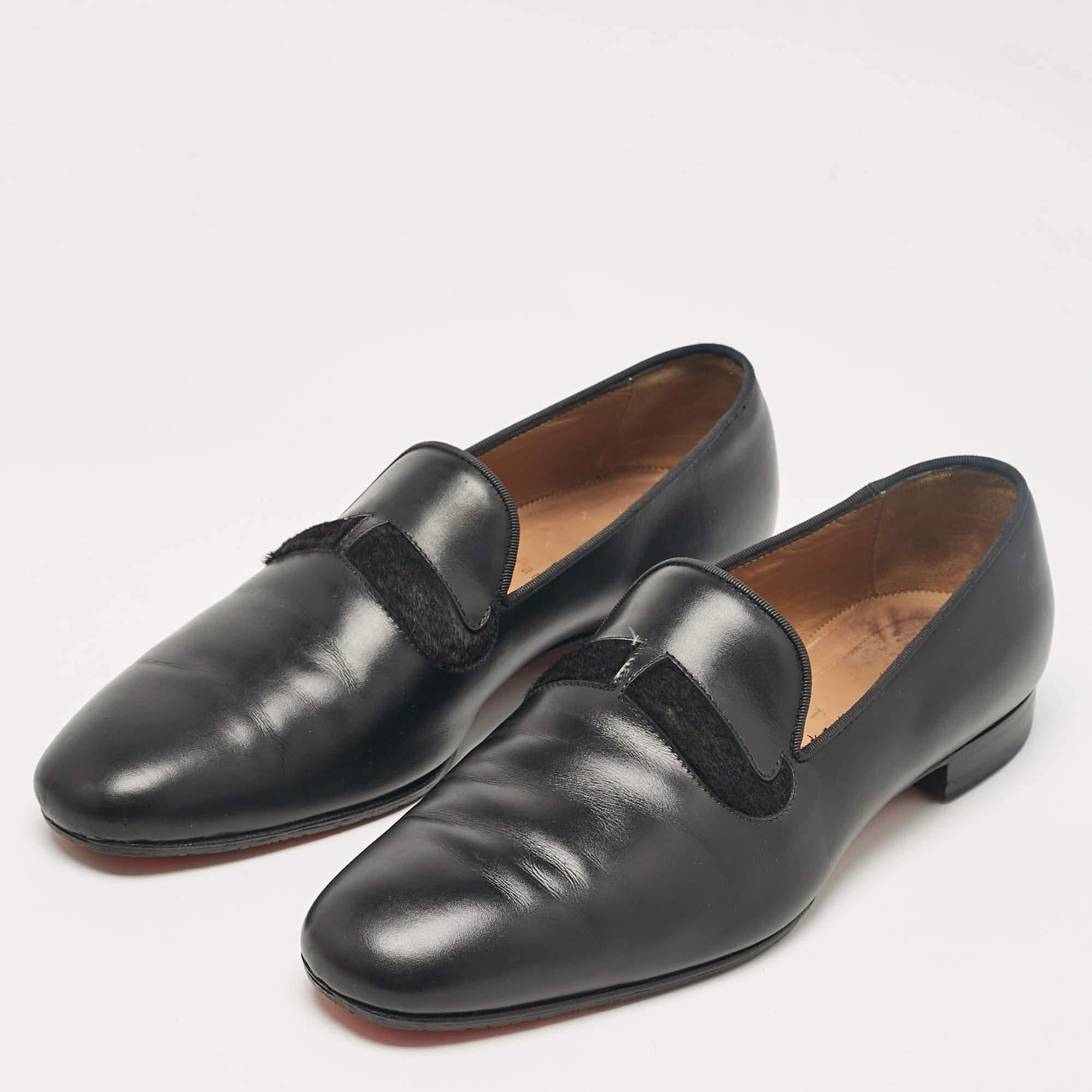Lascia che Christian Louboutin ti accompagni per tutta la giornata con questo paio di pantofole da fumo. Realizzate in pelle nera, sono decorate con toppe a forma di baffi in pelo di vitello sulla tomaia. Divertente ed elegante