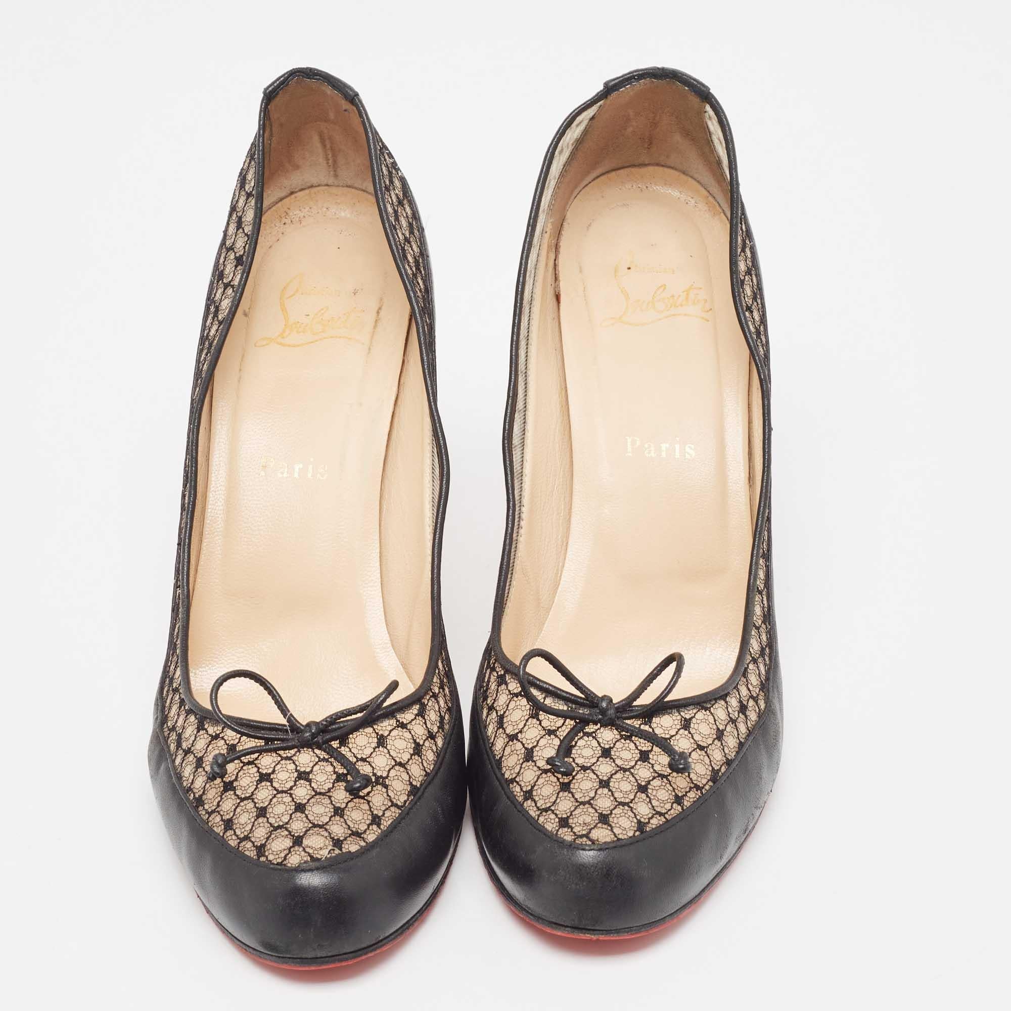 Christian Louboutin Black Leather And Lace Bow Pumps Size 40.5 In Excellent Condition In Dubai, Al Qouz 2