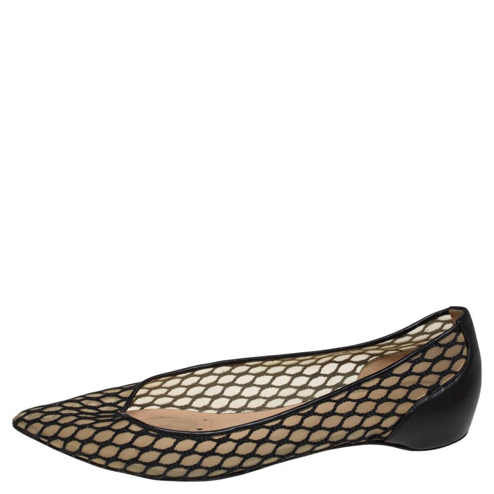 Known for its expertise in high-end footwear and exquisite designs, the House of Christian presents these gorgeous Miss Mix ballet flats. These flats are crafted with black leather and mesh on the upper. Made in an easy slip-on style, these flats