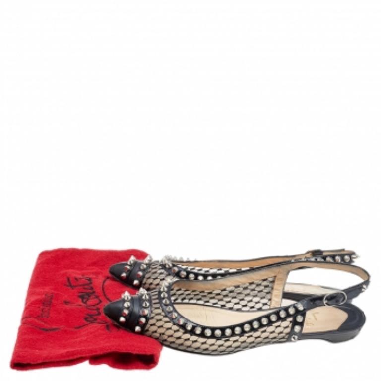 Ces sandales Christian Louboutin mettent en valeur un design contemporain qui s'adapte sans effort aux tenues décontractées et semi-formelles. Fabriquées en cuir et en maille, ces sandales noires sont ornées de pointes, d'une fermeture à boucle et