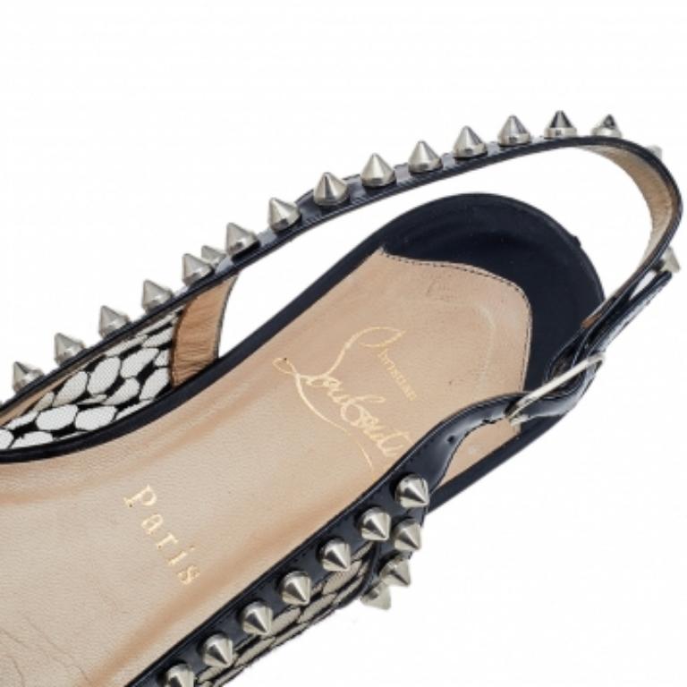 Christian Louboutin Sandales plates à picots en cuir et maille noirs Taille 37 État moyen - En vente à Dubai, Al Qouz 2